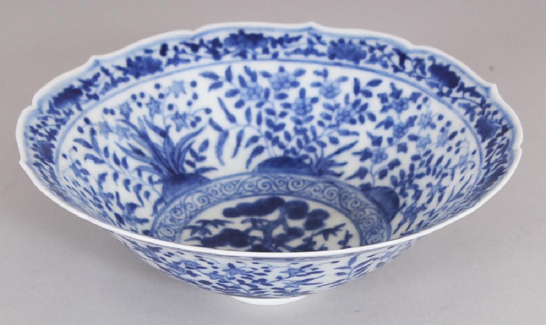 A SMALL CHINESE MING STYLE BLUE & WHITE PORCELAIN BOWL, (1 of 7)