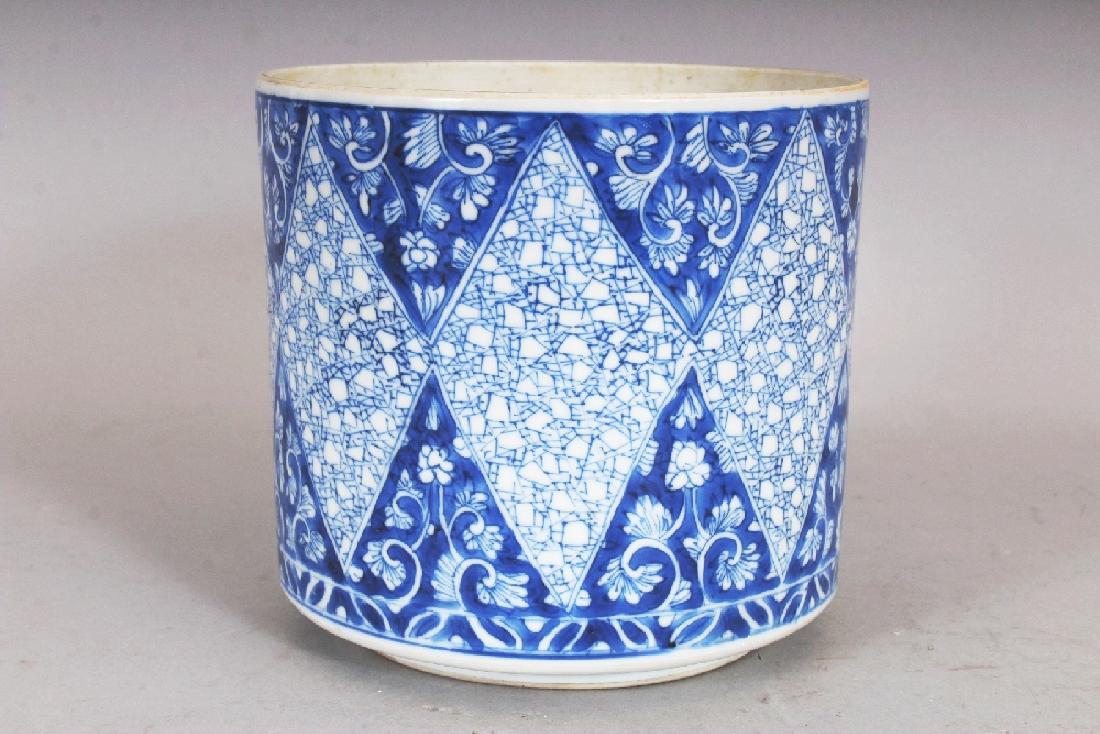 ANOTHER GOOD QUALITY CHINESE KANGXI PERIOD BLUE & WHITE: ANOTHER GOOD QUALITY CHINESE KANGXI PERIOD BLUE & WHITE PORCELAIN JAR, circa 1700, the sides painted in vivid underglaze-blue with angular scrolling foliate lappet borders divided by a crackled-ice gr