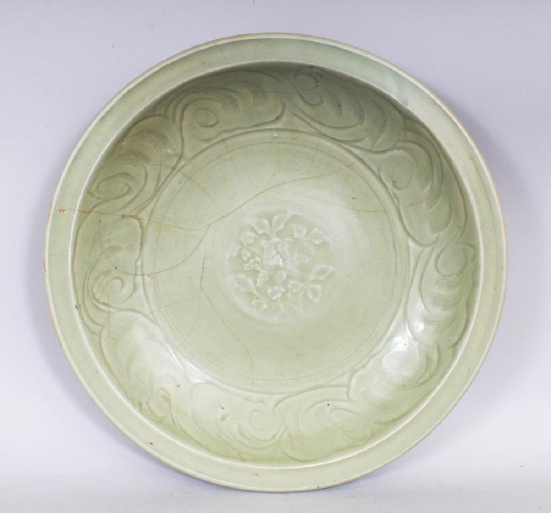 A CHINESE MING DYNASTY LONGQUAN CELADON STONEWARE DISH, (1 of 5)