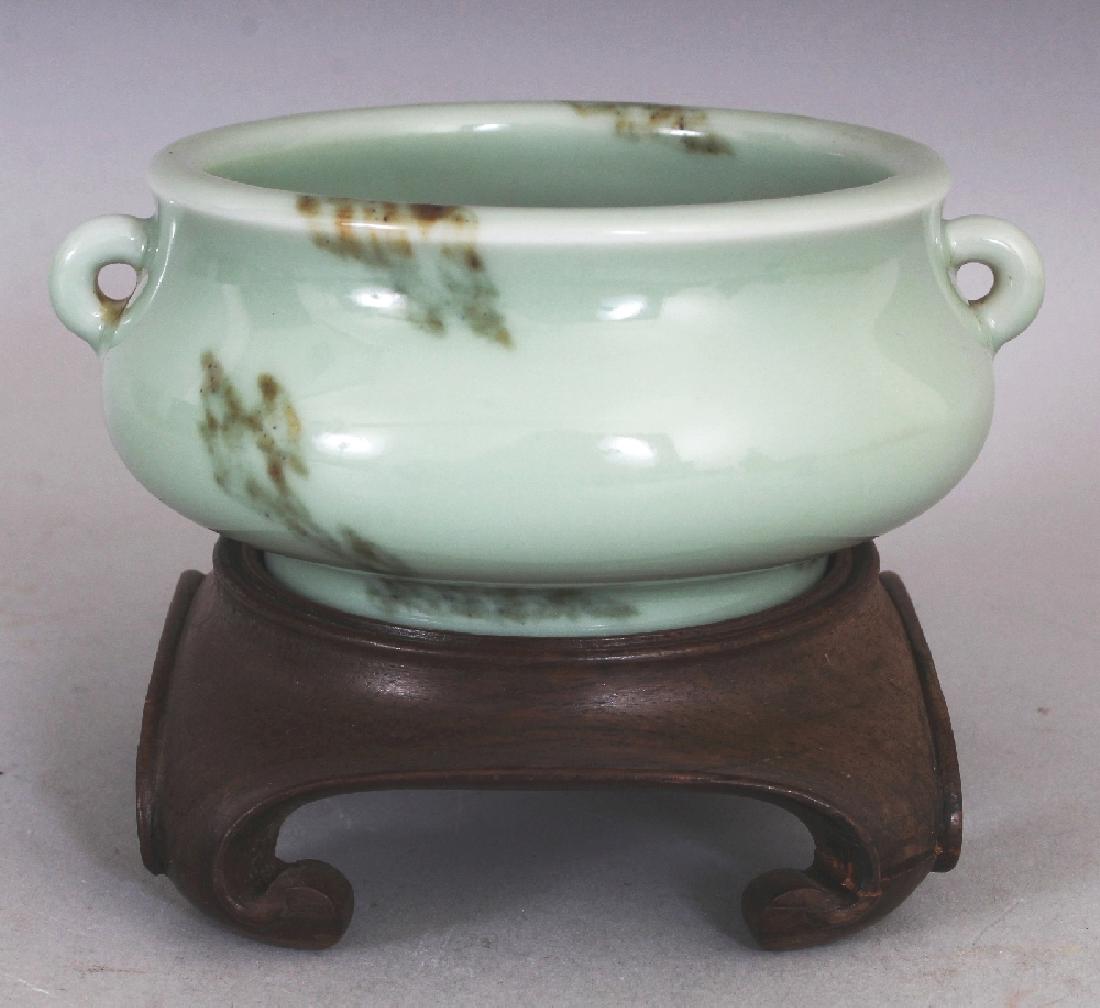 AN UNUSUAL CHINESE CELADON BOMBE PORCELAIN CENSER, (1 of 8)