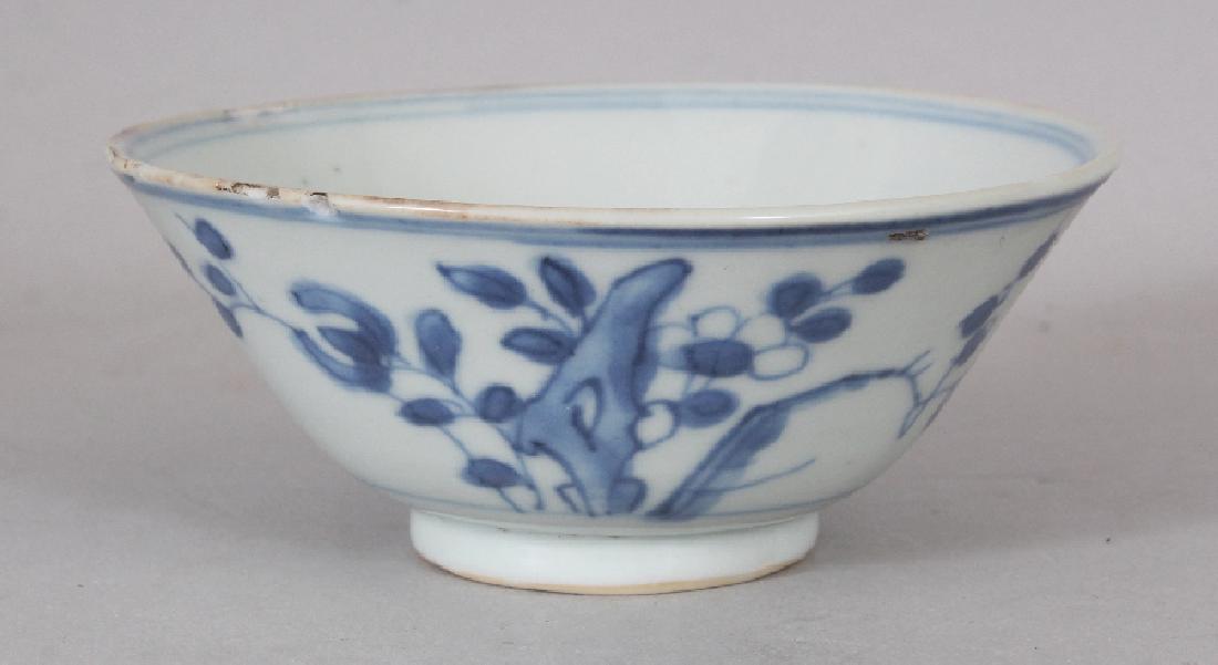 A SMALL 17TH CENTURY CHINESE TRANSITIONAL PERIOD BLUE & (1 of 7)