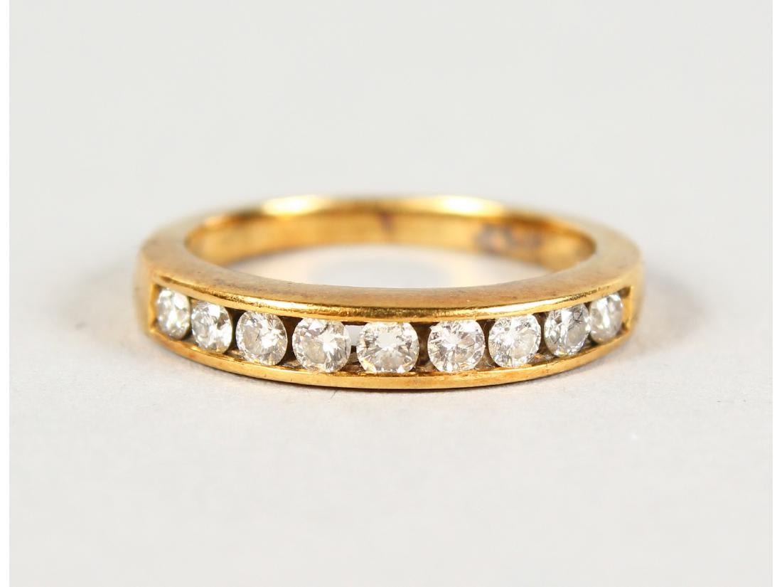 AN 18CT GOLD SEVEN STONE DIAMOND RING. (1 of 1)
