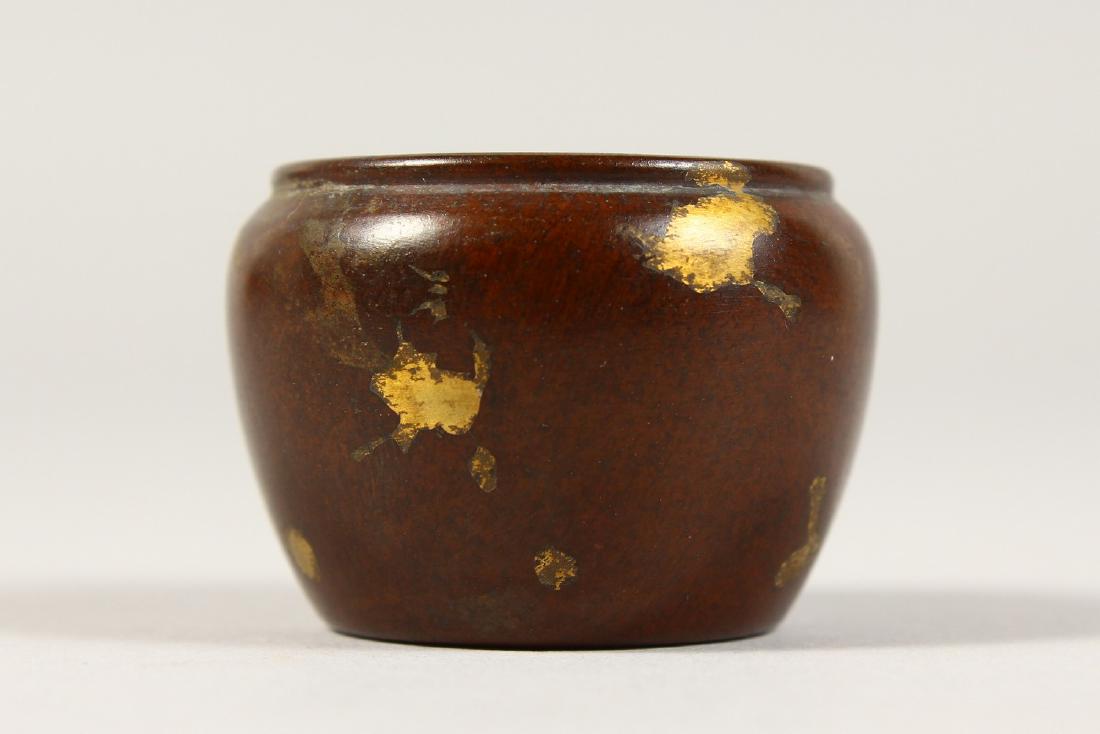 A TINY CHINESE GOLD SPLASH CENSER. 1.25ins.: A TINY CHINESE GOLD SPLASH CENSER. 1.25ins.