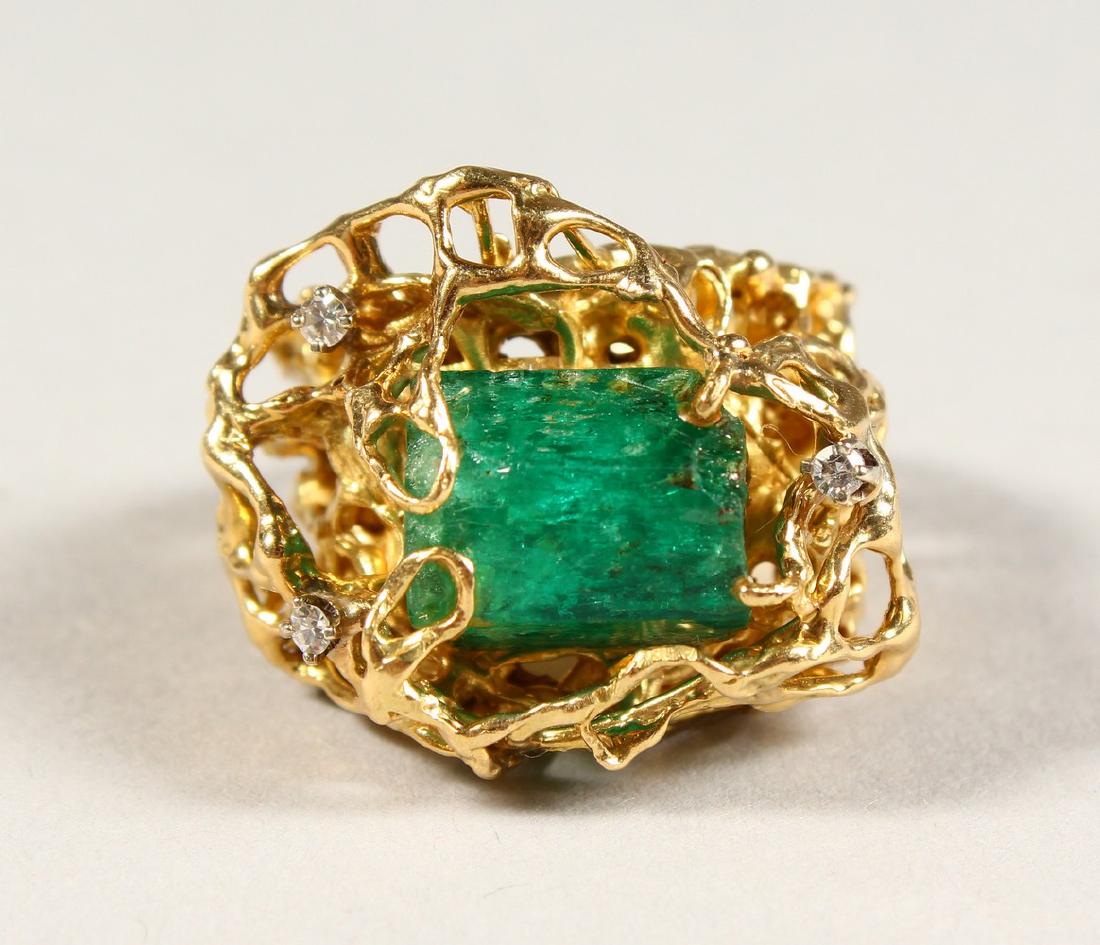 AN 18CT GOLD NATURAL EMERALD AND DIAMOND RING.: AN 18CT GOLD NATURAL EMERALD AND DIAMOND RING in the style of Grima