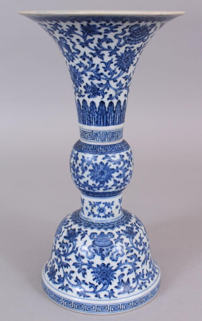 A GOOD QUALITY CHINESE MING STYLE BLUE & WHITE (1 of 8)