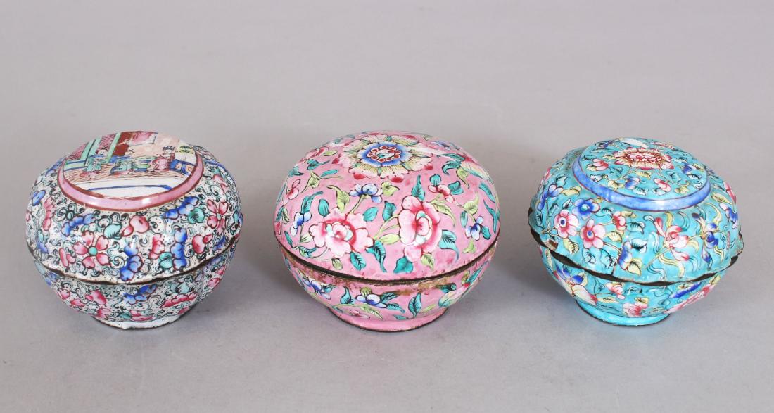 A GROUP OF THREE SMALL 19TH CENTURY CHINESE CANTON (1 of 4)