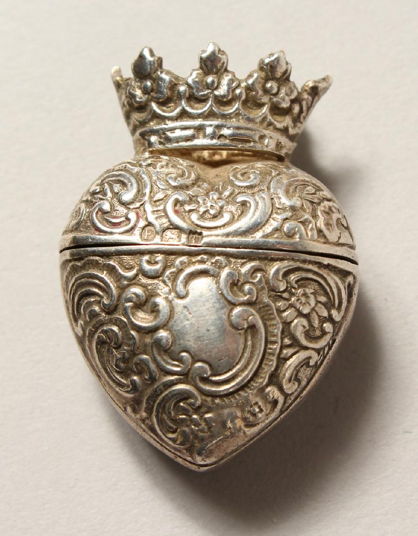 A SMALL VICTORIAN HEART SHAPED VESTA, the lid with a (1 of 4)