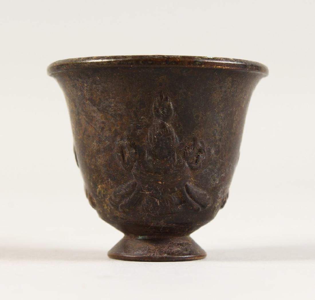 A SMALL CHINESE BRONZE CUP.  4.5cms diameter. (1 of 5)