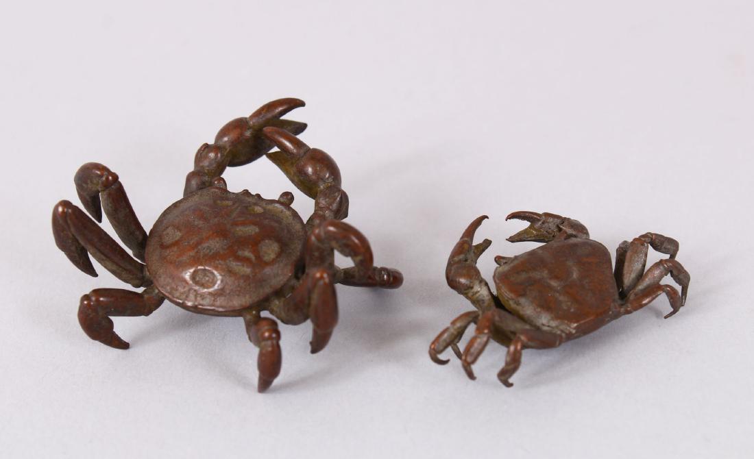 TWO SMALL JAPANESE BRONZE CRABS. (1 of 2)