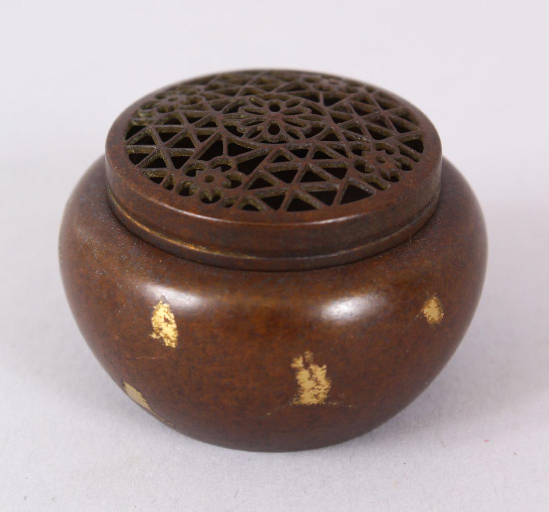 A SMALL CHINESE GOLD SPLASH CIRCULAR CENSER AND COVER,: A SMALL CHINESE GOLD SPLASH CIRCULAR CENSER AND COVER, impressed mark. 4.5cm diameter.