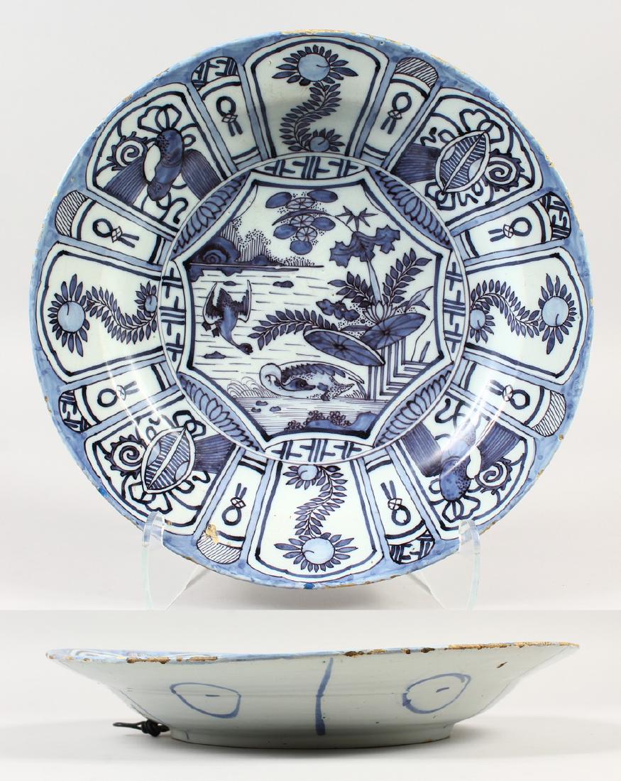 A VERY GOOD KRAAK LATE 17TH CENTURY DUTCH BLUE AND: A VERY GOOD KRAAK LATE 17TH CENTURY DUTCH BLUE AND WHITE CHARGER, the centre with birds and flowers. 40cms diameter.