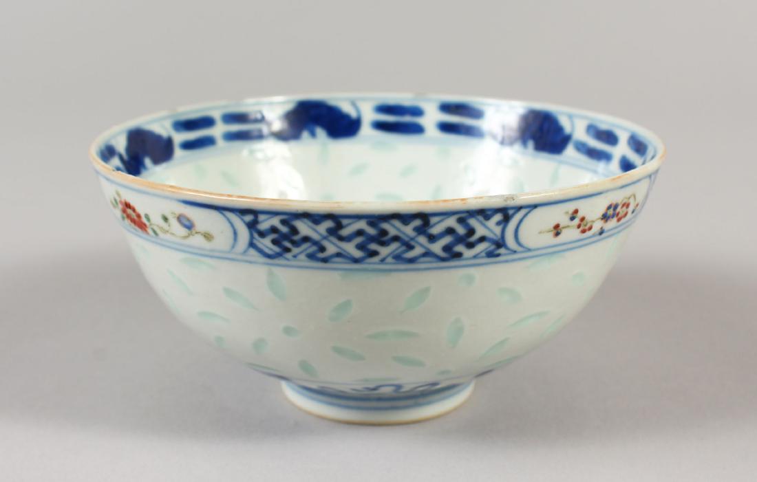A 19TH CENTURY CHINESE BLUE & WHITE & ENAMEL DECORATED: A 19TH CENTURY CHINESE BLUE & WHITE & ENAMEL DECORATED RICE PATTERN PORCELAIN BOWL, the interior painted to its centre with a phoenix, the base with a six-character mark, 12.8cm diameter, 6.4cm high.