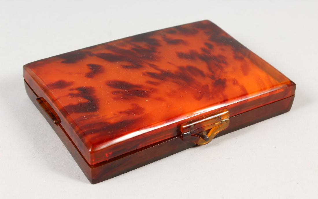 AN ART DECO TORTOISESHELL COMPACT.: AN ART DECO TORTOISESHELL COMPACT.