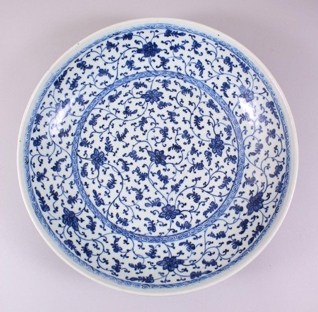 A GOOD 18TH CENTURY MING STYLE CHINESE BLUE & WHITE (1 of 2)