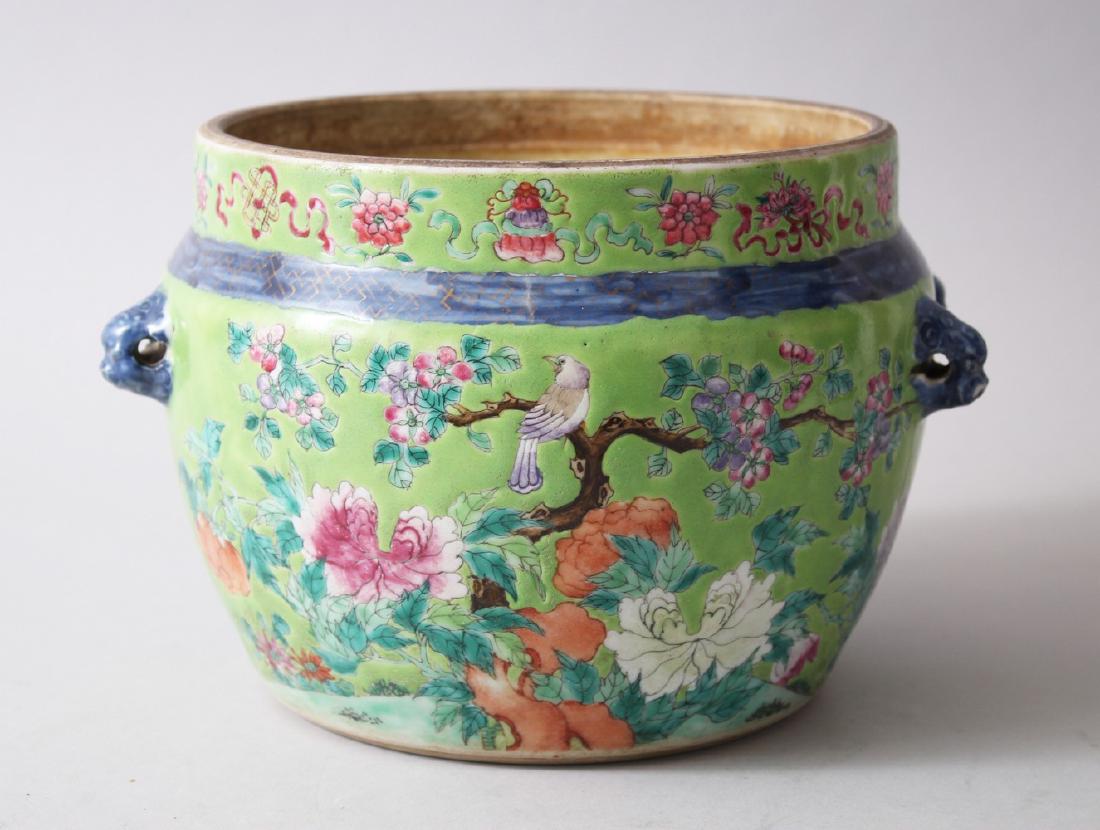 A GOOD 19TH CENTURY CHINESE GREEN GROUND FAMILLE ROSE (1 of 7)