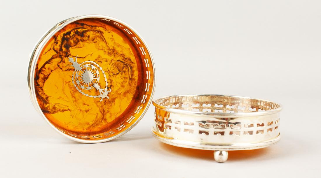 A PAIR OF FAUX TORTOISESHELL CIRCULAR COASTERS on bun: A PAIR OF FAUX TORTOISESHELL CIRCULAR COASTERS on bun feet. 12cms diameter.