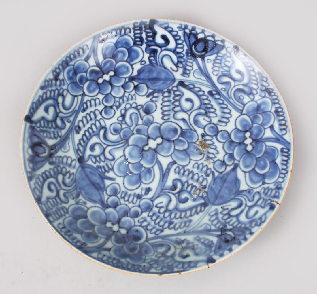 AN 18TH CENTURY CHINESE BLUE & WHITE PORCELAIN DISH /: AN 18TH CENTURY CHINESE BLUE & WHITE PORCELAIN DISH / PLATE, with floral decoration, the base with a stylized seal mark, 22cm diameter.