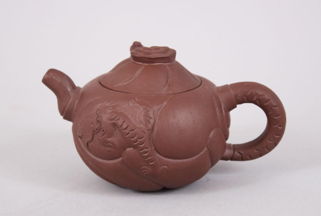 A 20TH CENTURY CHINESE YIXING TEAPOT AND COVER, the lid (1 of 5)