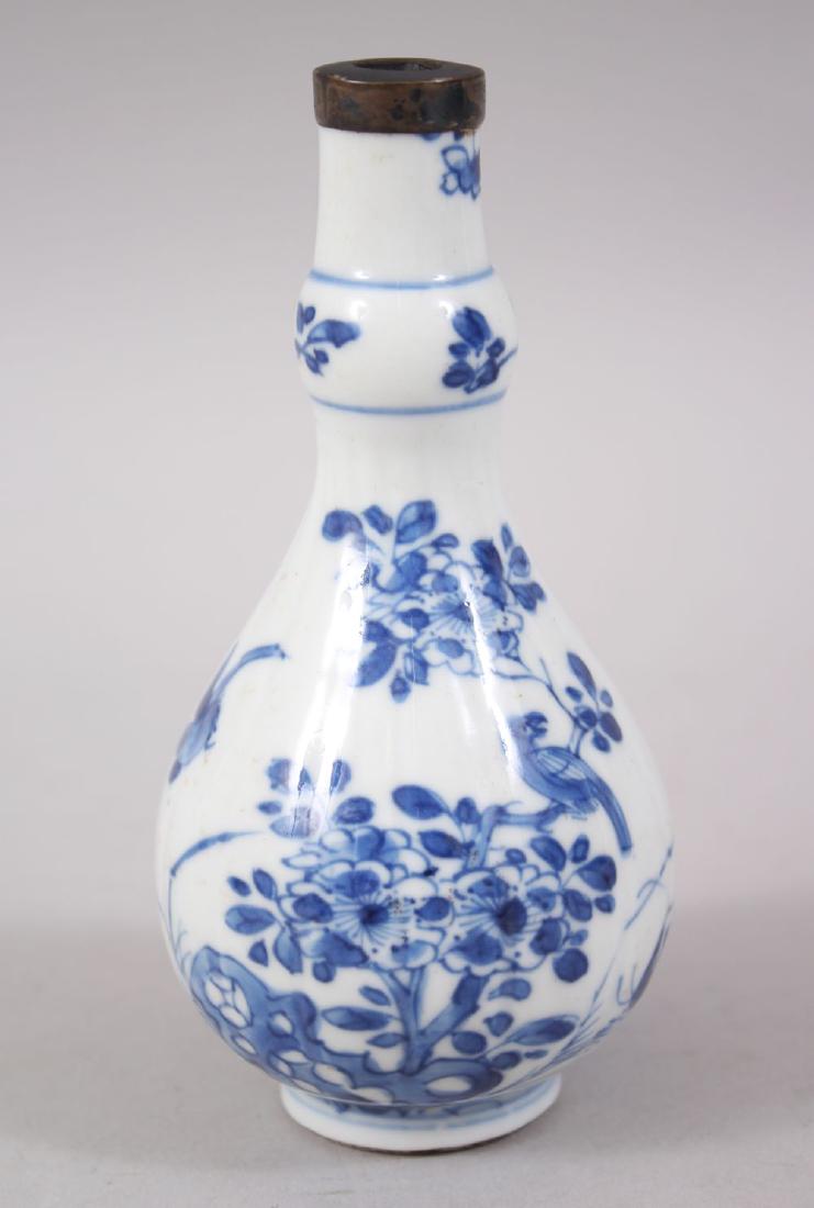 A SMALL CHINESE KANGXI BLUE & WHITE PORCELAIN BOTTLE (1 of 5)