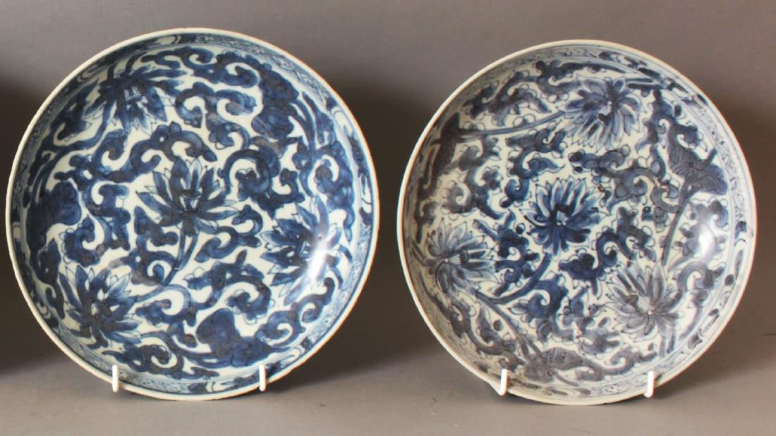 A SIMILAR PAIR OF CHINESE KANGXI PERIOD BLUE & WHITE: A SIMILAR PAIR OF CHINESE KANGXI PERIOD BLUE & WHITE SHIPWRECK PORCELAIN PLATES.22cm diameter.