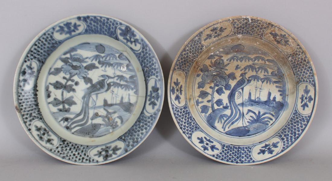 A PAIR OF CHINESE WANLI PERIOD BLUE & WHITE SHIPWRECK: A PAIR OF CHINESE WANLI PERIOD BLUE & WHITE SHIPWRECK PORCELAIN PEACOCK DISHES. 27.9cm diameter. (2)