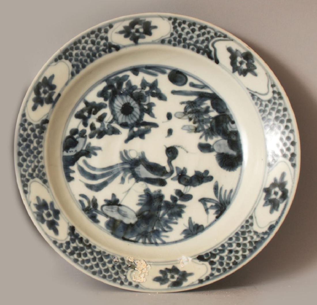 A SIMILAR CHINESE WANLI PERIOD BLUE & WHITE SHIPWRECK: A SIMILAR CHINESE WANLI PERIOD BLUE & WHITE SHIPWRECK PORCELAIN PEACOCK DISH, 27.8cm diameter.