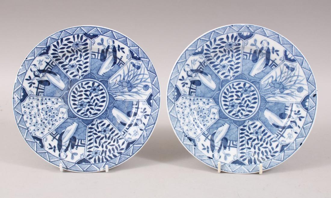 A GOOD PAIR OF CHINESE BLUE AND WHITE KRAAK PORCELAIN: A GOOD PAIR OF CHINESE BLUE AND WHITE KRAAK PORCELAIN PLATES, decorated with scenes of figures in garden settings, the bases with double blue rings and a mark, 19cm diameter.
