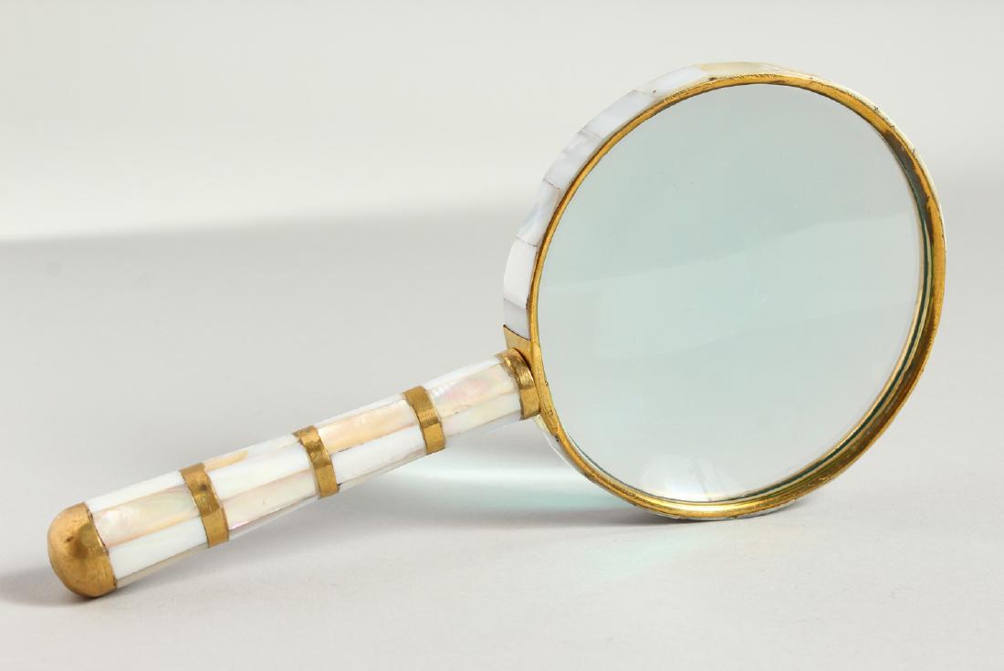 A MOTHER-OF-PEARL HANDLED MAGNIFYING GLASS.: A MOTHER-OF-PEARL HANDLED MAGNIFYING GLASS.