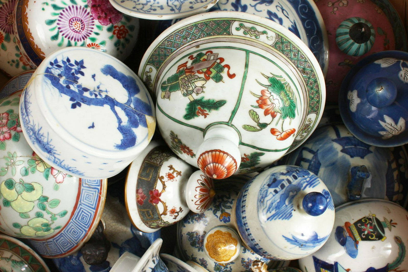 A BOX OF TWENTY 18TH AND 19TH CENTURY BLUE AND WHITE: A BOX OF TWENTY 18TH AND 19TH CENTURY BLUE AND WHITE VASE LIDS.