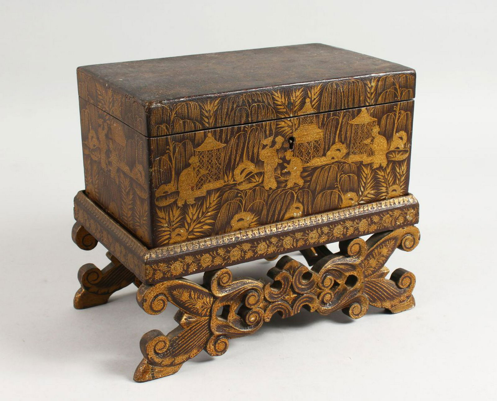 A GOOD CHINESE LACQUER BOX ON STAND.  9ins high. (1 of 11)