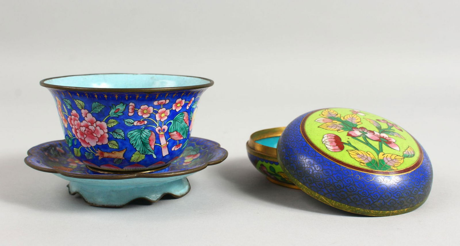 A BLUE CLOISONNE ENAMEL BOX AND COVER, 4ins diameter (1 of 15)