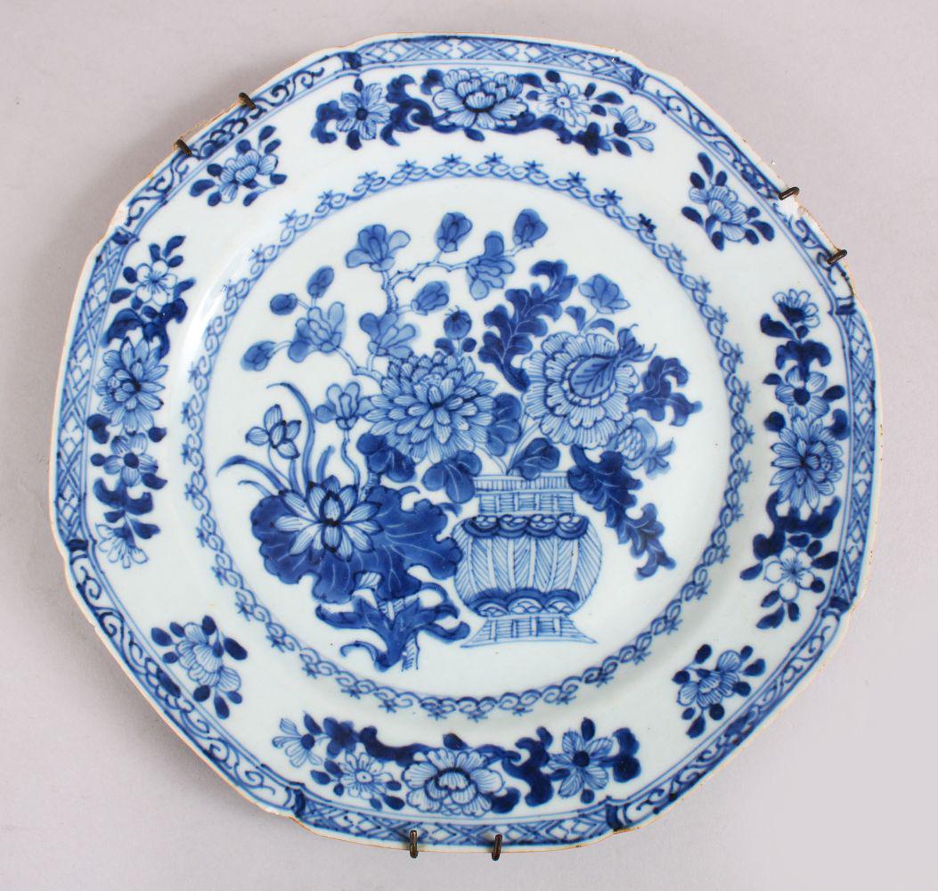 A GOOD 18TH CENTURY CHINESE BLUE & WHITE PORCELAIN (1 of 2)