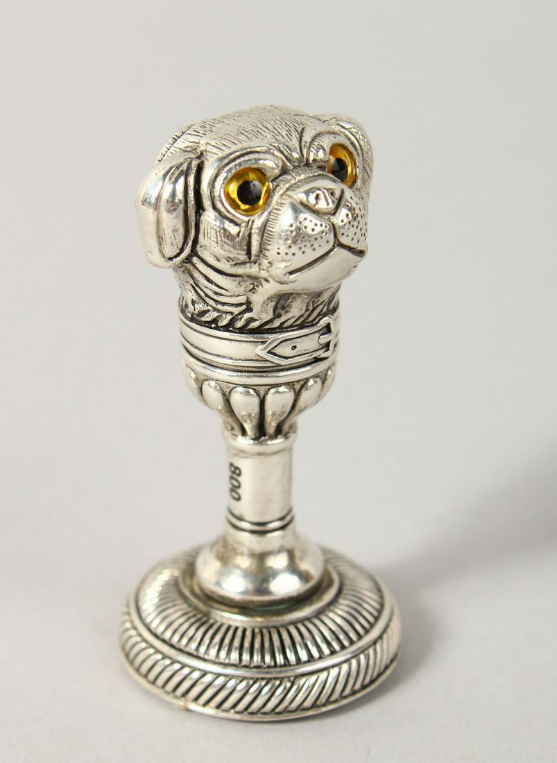 A .800 SILVER PUG DOG SEAL. 2ins high.: A .800 SILVER PUG DOG SEAL. 2ins high.