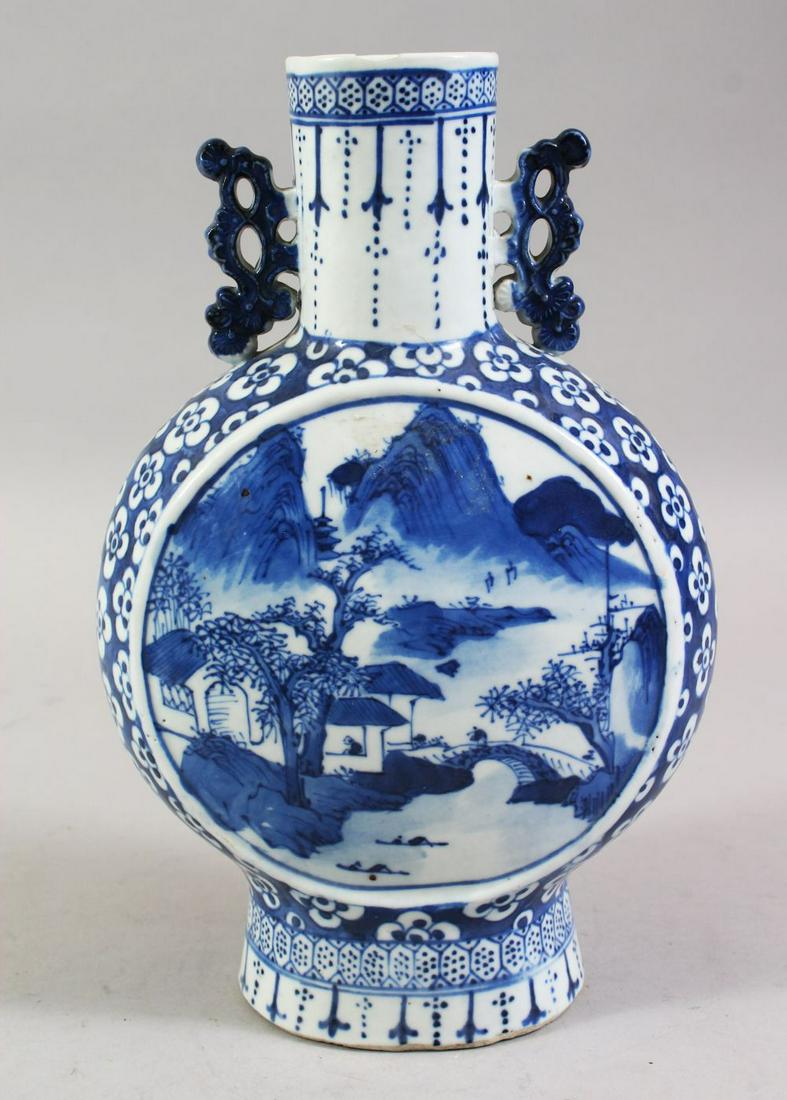 A GOOD 19TH CENTURY CHINESE BLUE & WHITE TWIN HANDLE (1 of 7)