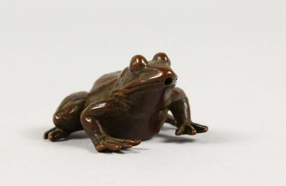 A JAPANESE BRONZE MODEL OF A FROG. 1.5ins long.: A JAPANESE BRONZE MODEL OF A FROG. 1.5ins long.