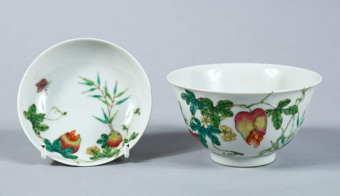 A GOOD 19TH / 20TH CENTURY CHINESE FAMILLE ROSE: A GOOD 19TH / 20TH CENTURY CHINESE FAMILLE ROSE PORCELAIN TEA BOWL AND COVER, the body of the bowl and cover decorated to depict scenes of fruit, butterflies and native flora, the base and cover with 