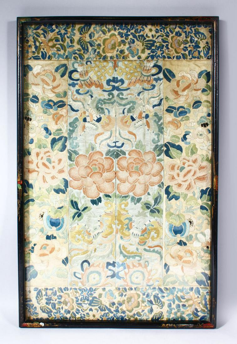 A 19TH CENTURY CHINESE FRAMED EMBROIDERED SILK PICTURE, (1 of 4)