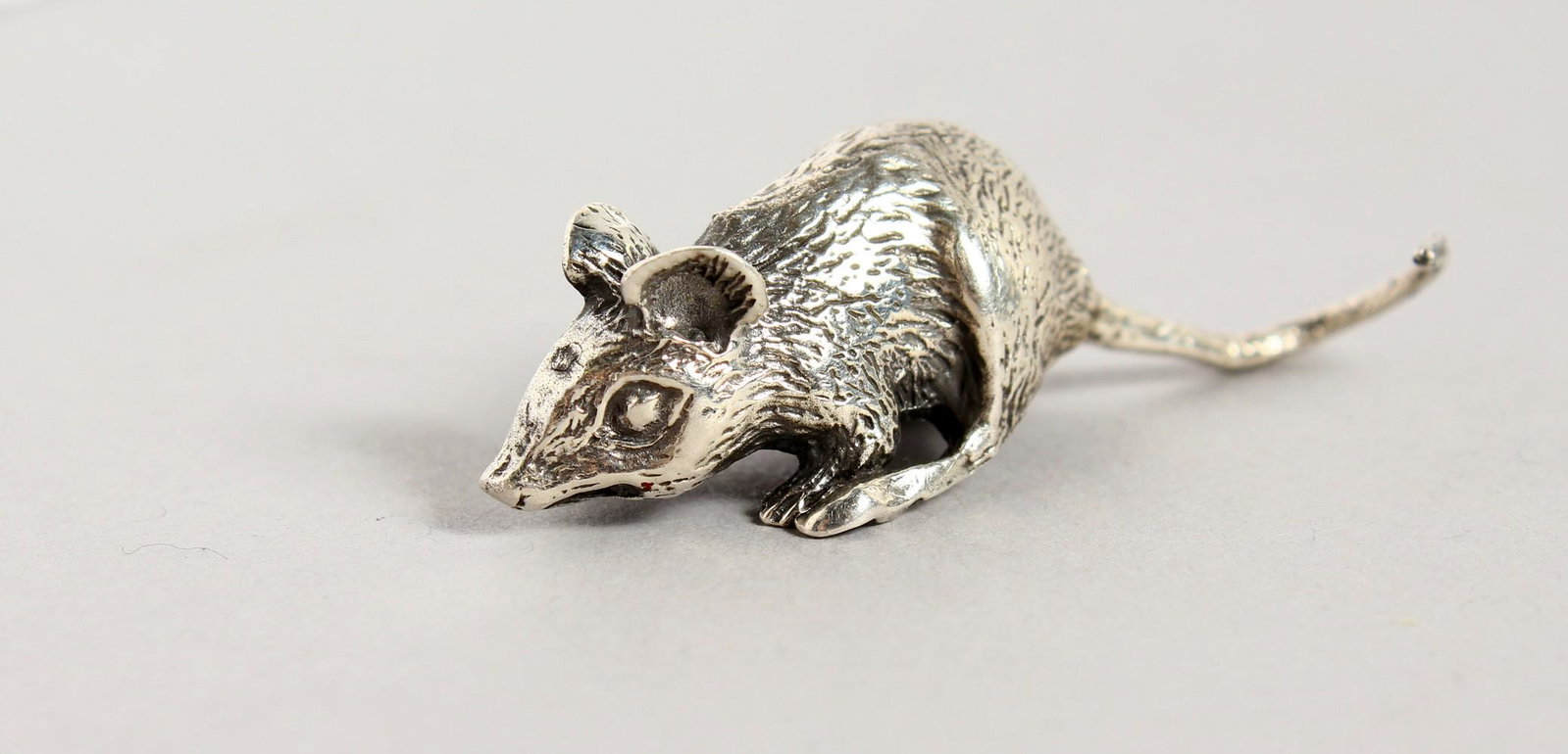A TINY NOVELTY SILVER MOUSE.: A TINY NOVELTY SILVER MOUSE.