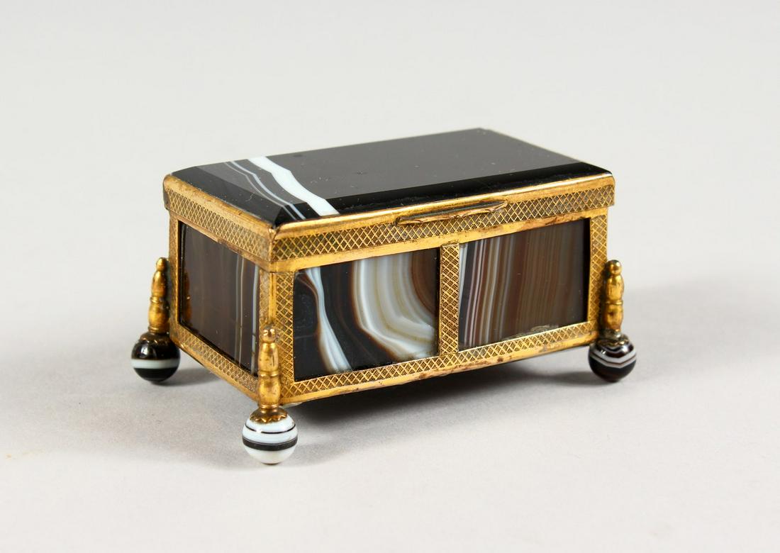 A SMALL ORMOLU AND AGATE BOX, with hinged lid and ball: A SMALL ORMOLU AND AGATE BOX, with hinged lid and ball feet. 3ins wide.