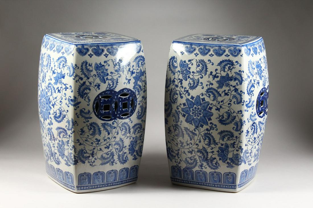 A LARGE PAIR OF CHINESE PORCELAIN BLUE AND WHITE BARREL: A LARGE PAIR OF CHINESE PORCELAIN BLUE AND WHITE BARREL SEATS. 19ins high.