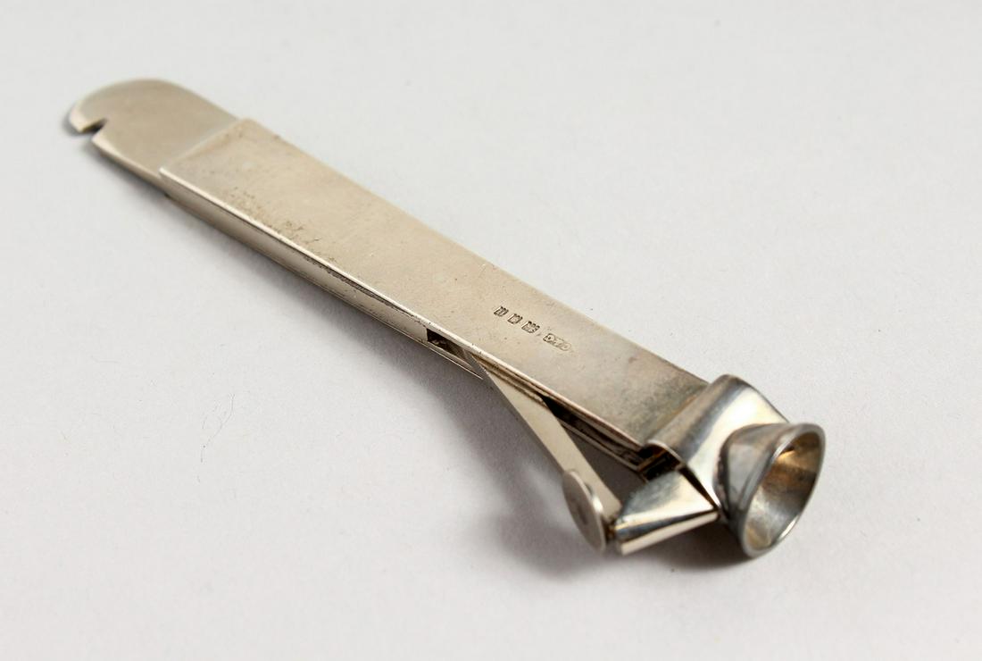 A SILVER MOUNTED CIGAR CUTTER. London 1928.: A SILVER MOUNTED CIGAR CUTTER. London 1928.