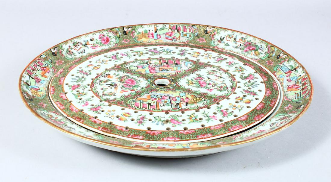 A GOOD 19TH CENTURY CHINESE CANTON FAMILLE ROSE: A GOOD 19TH CENTURY CHINESE CANTON FAMILLE ROSE PORCELAIN STRAINER AND STAND, the body of the strainer decorated with panels of figures and birds amongst native flora, the stand decorated in a similar