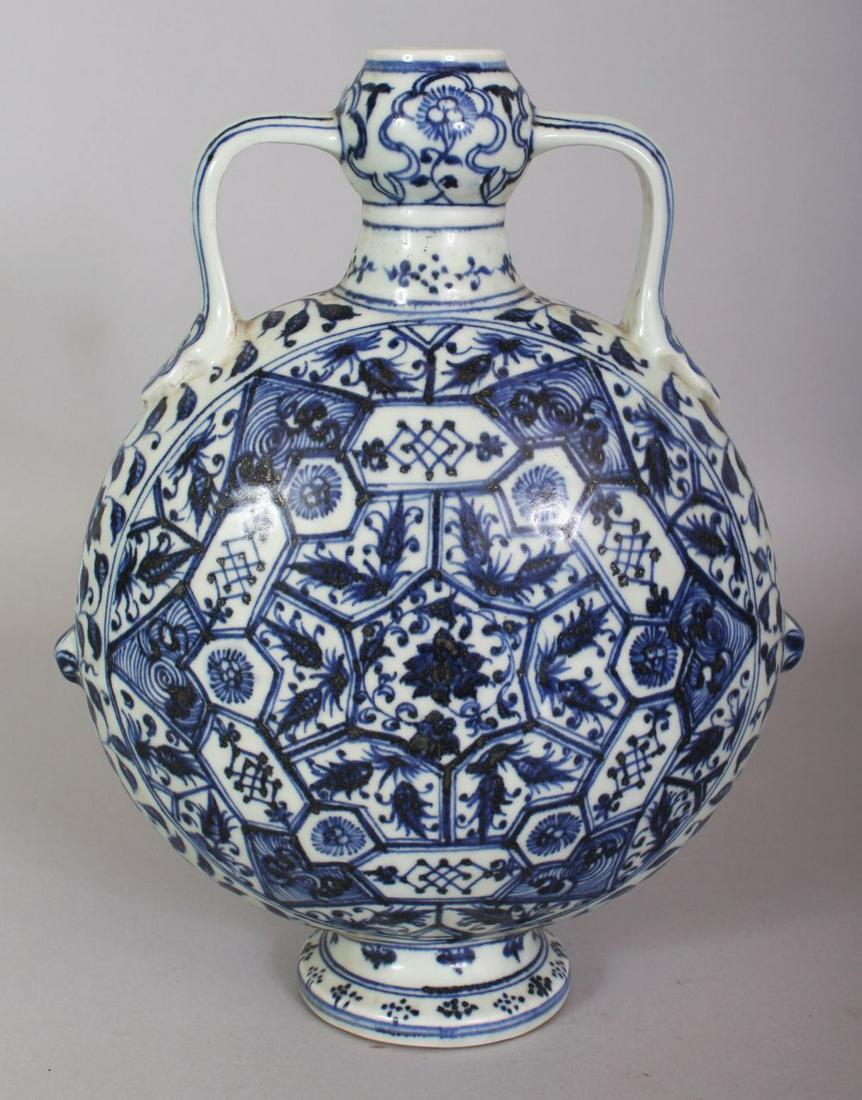 A CHINESE MING STYLE BLUE & WHITE PORCELAIN MOON FLASK, (1 of 8)