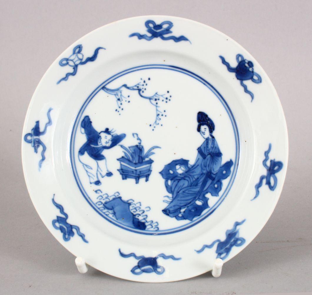 A GOOD 18TH CENTURY KANGXI PERIOD BLUE & WHITE (1 of 5)