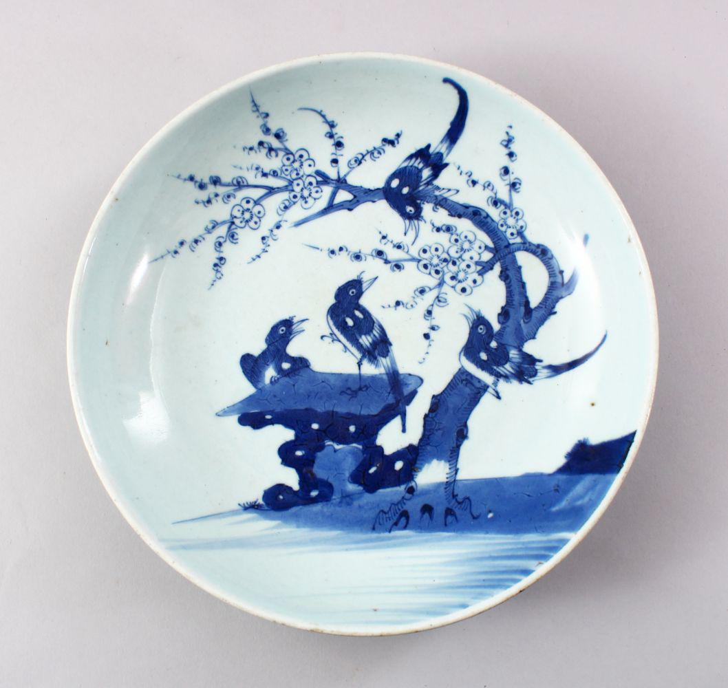 A GOOD 18TH CENTURY CHINESE BLUE & WHITE PORCELAIN: A GOOD 18TH CENTURY CHINESE BLUE & WHITE PORCELAIN DISH, the central part decorated with scenes of birds around prongs trees, 25.5cm diameter.