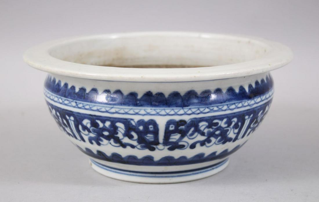 A 19TH CENTURY CHINESE BLUE & WHITE PORCELAIN: A 19TH CENTURY CHINESE BLUE & WHITE PORCELAIN JARDINIERE,decorated with formal scrolling foliage, 20.5cm diameter x 8.5cm high.
