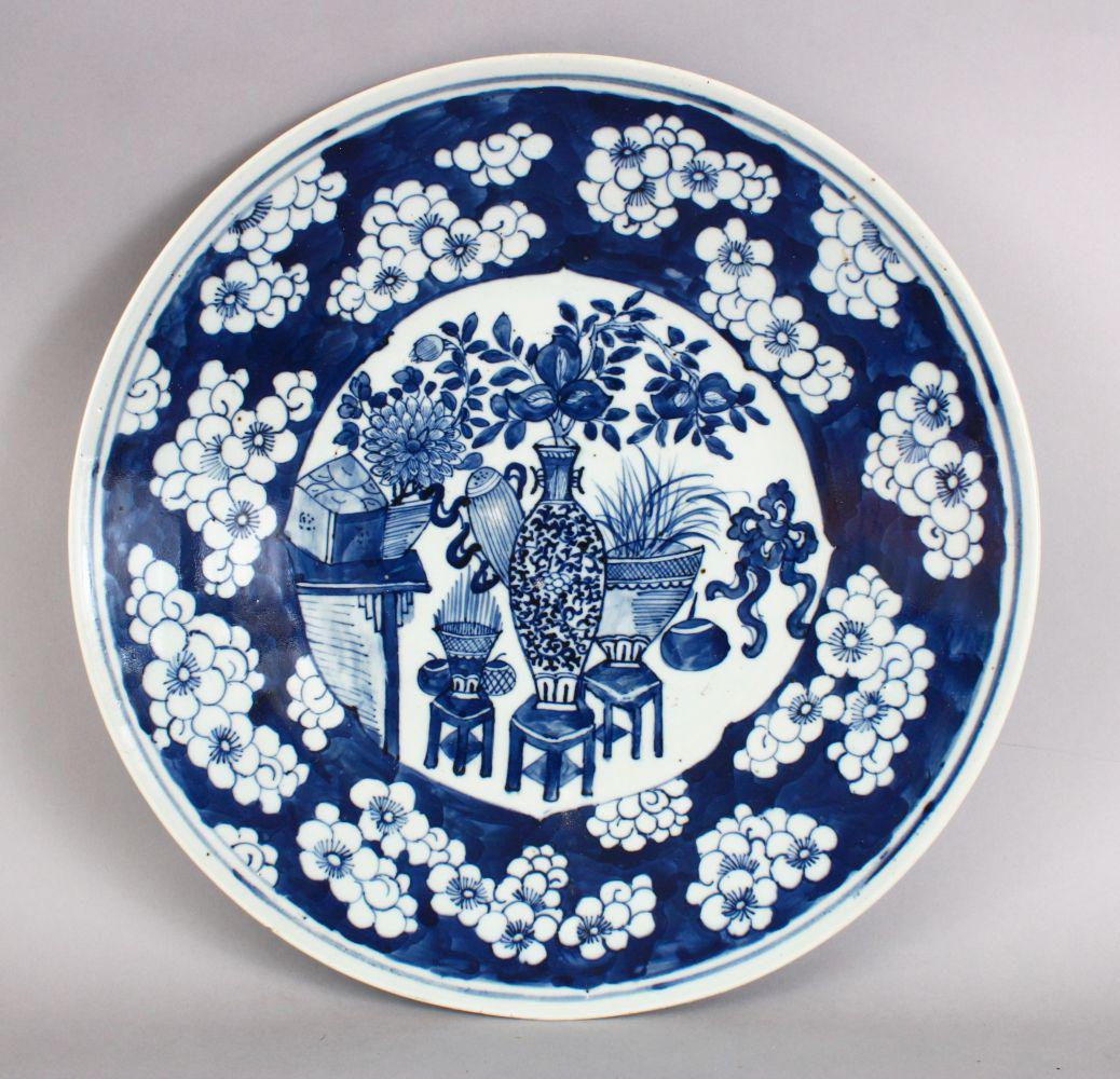 A LARGE 19TH CENTURY CHINESE BLUE & WHITE PORCELAIN (1 of 3)