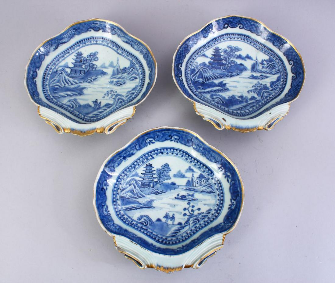 THREE 18TH CENTURY CHINESE BLUE & WHITE PORCELAIN SHELL (1 of 6)