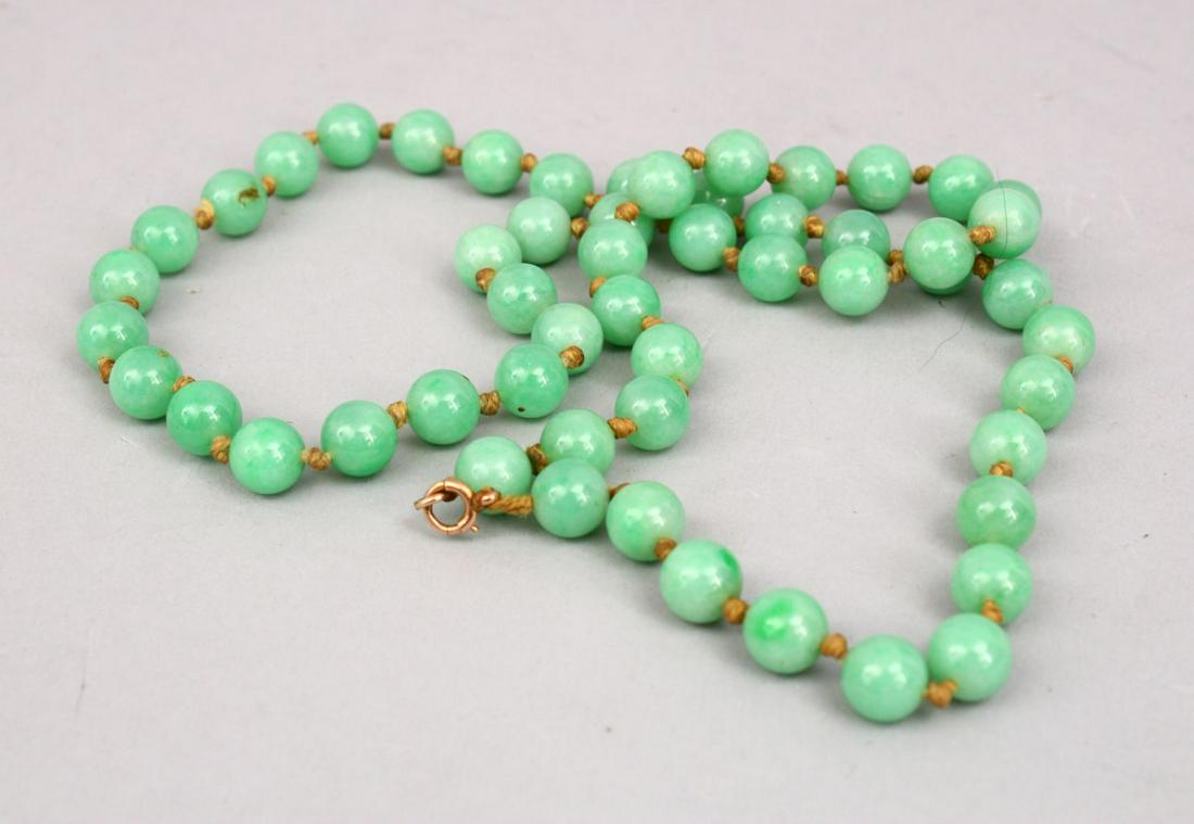 A GOOD SET OF APPLE GREEN CHINESE JADE BEADS, 66CM. (1 of 1)