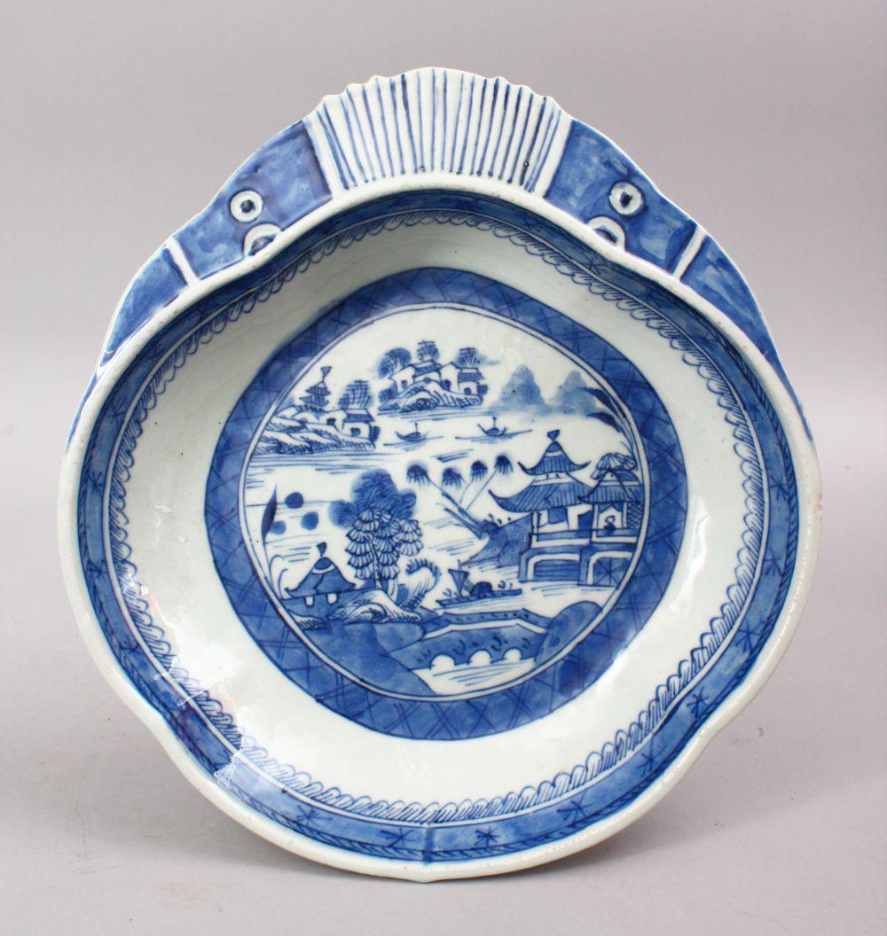 A GOOD 18TH / 19TH CENTURY CHINESE QIANLONG BLUE &: A GOOD 18TH / 19TH CENTURY CHINESE QIANLONG BLUE & WHITE PORCELAIN SHELL DISH, with decoration of lanscapes, 25.5cm x 24cm.